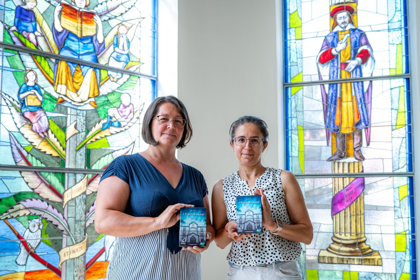 Petzné dr. Tóth Szilvia, Head of the Department of Subject Methodology at Széchenyi István University, and teacher Bere Andrea, creator of the board game School of Mysteries, with the game’s prototype. (Photo: Adorján András) 